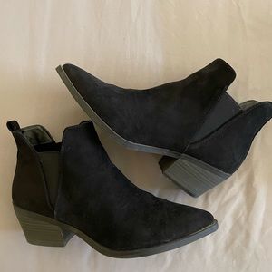 Sylvie Boots size 8 1/2 Memory Foam